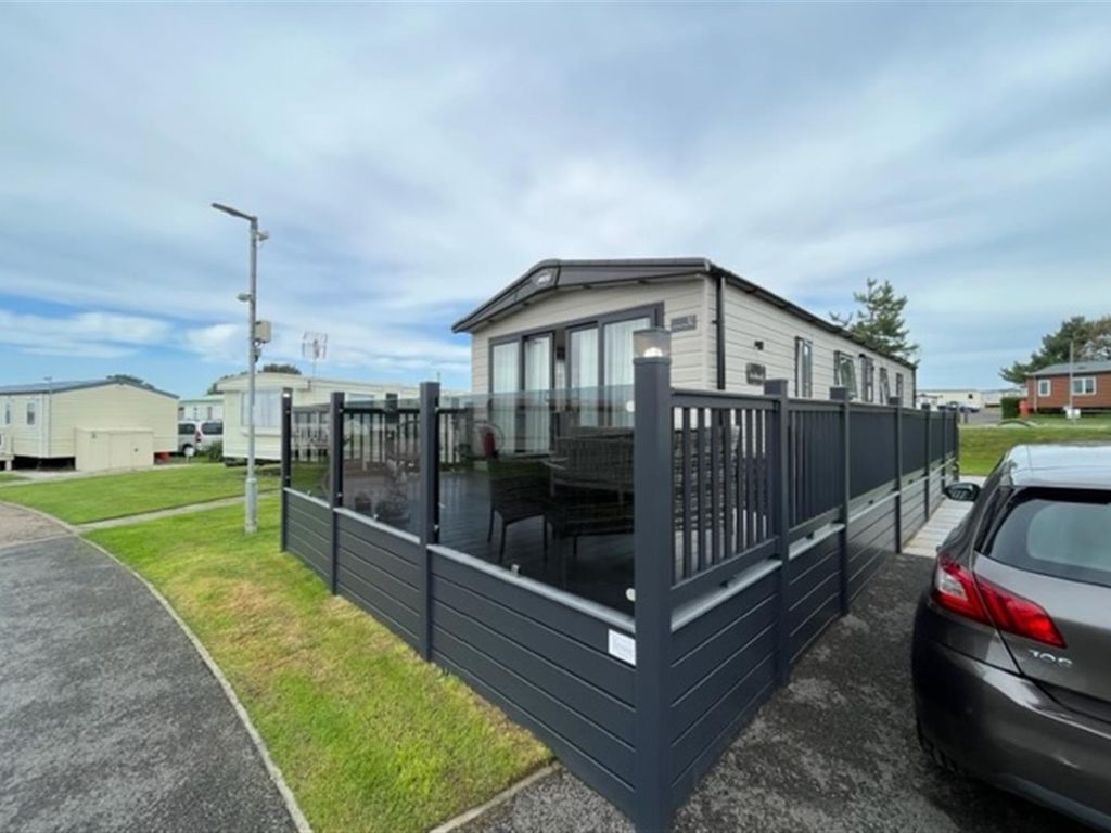 3 bed mobile/park home for sale in Beach Road, Kessingland, Lowestoft