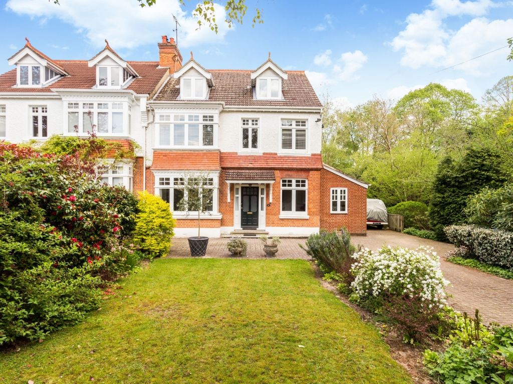 5 bed semidetached house to rent in Lucastes Avenue, Haywards Heath