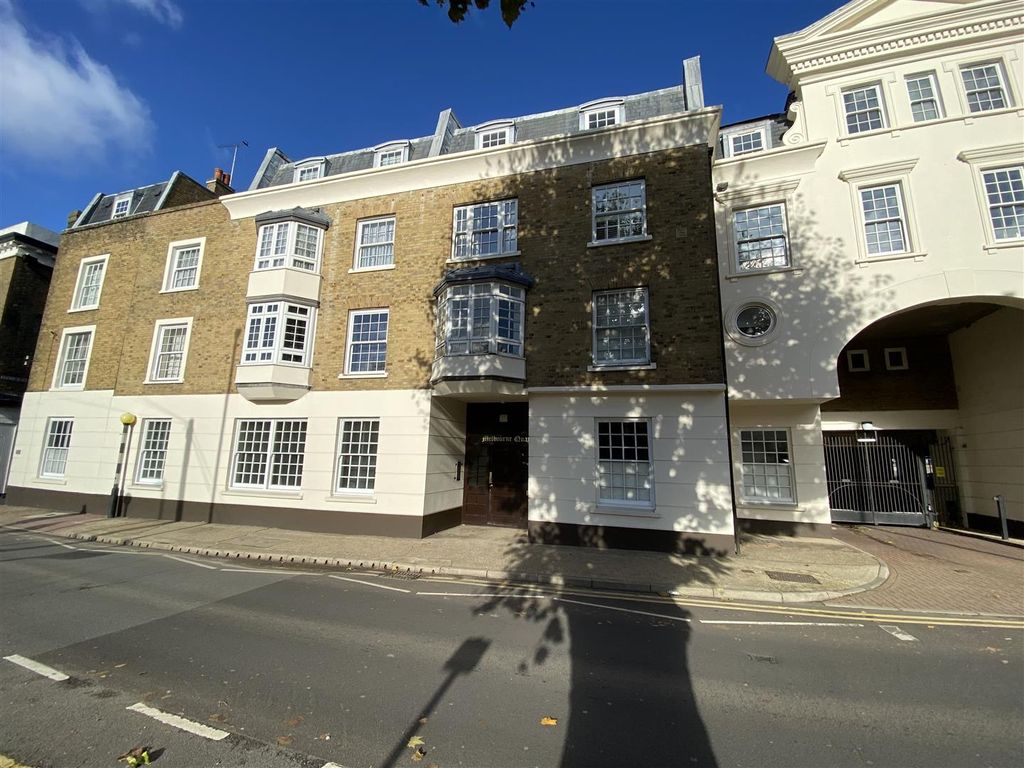 2 bed flat to rent in West Street, Gravesend DA11, £1,200 pcm Zoopla