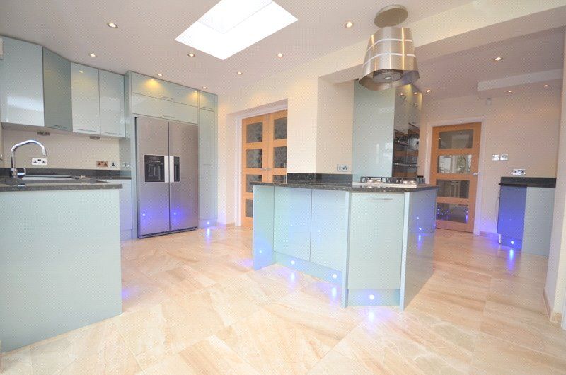 3 bed semidetached house to rent in Aintree Grove, Upminster, Essex