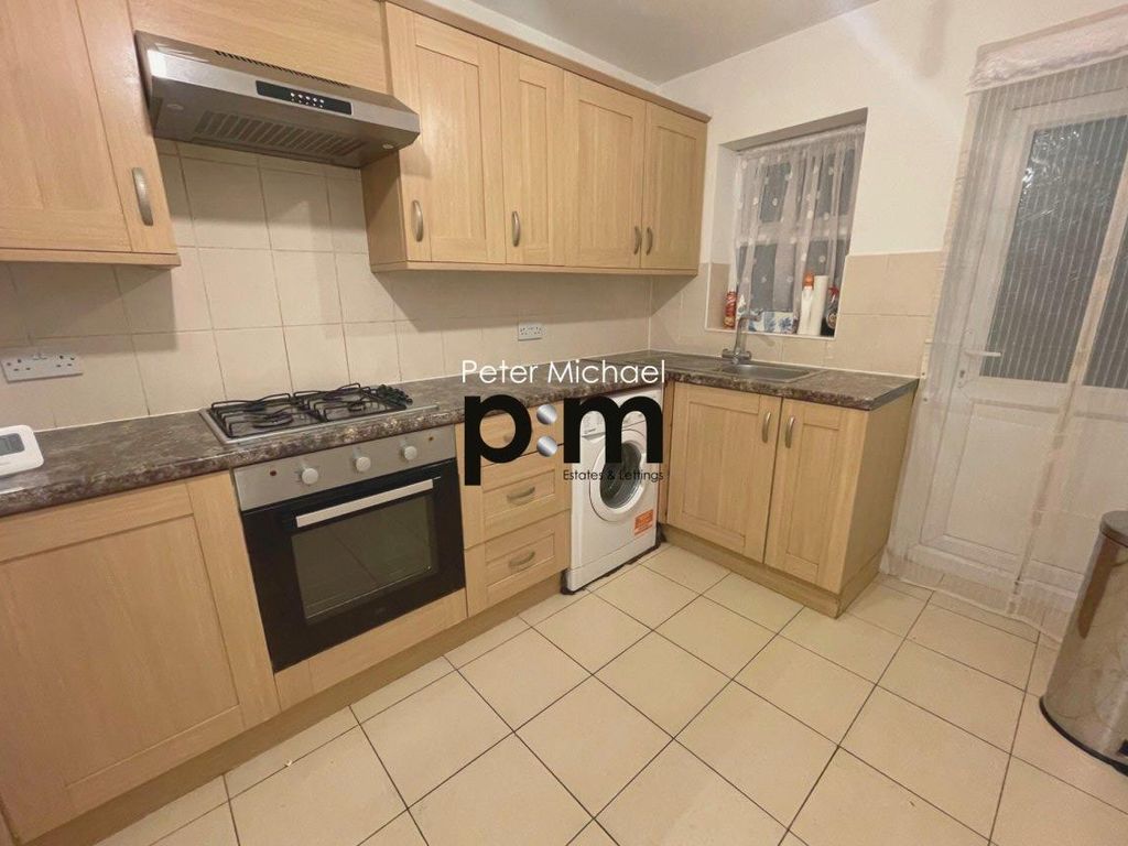 3 bed terraced house to rent in Sandyhill Road, Ilford IG1, £2,295 pcm