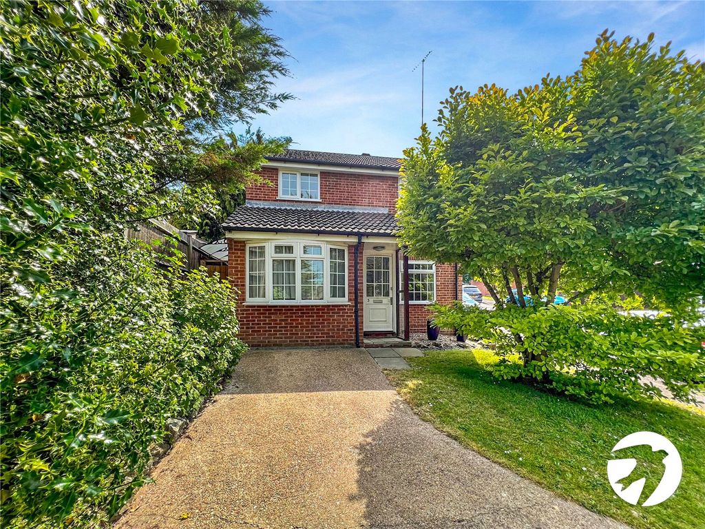 3 bed detached house to rent in Highgrove Road, Chatham, Kent ME5, £