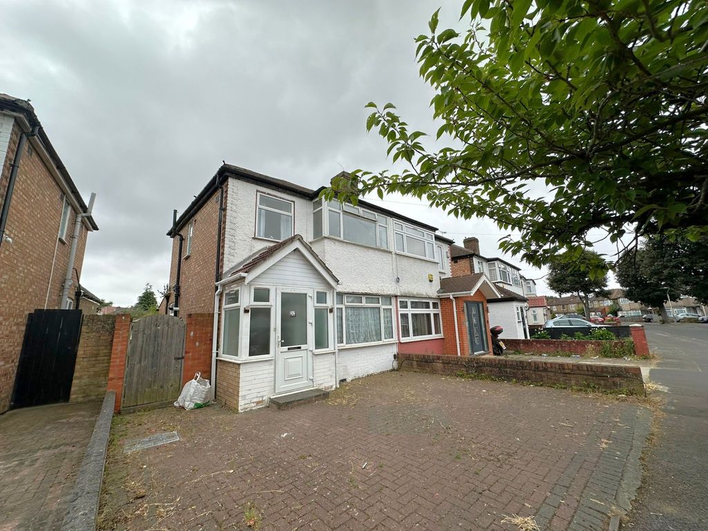 3 bed semidetached house for sale in Fairholme Crescent, Hayes, Greater London UB4, £545,000