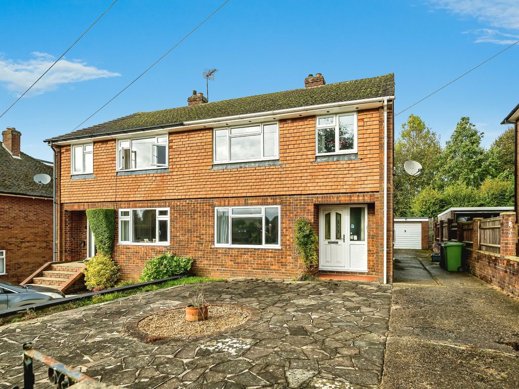 3 bed semidetached house for sale in Brackley Road, High HP15