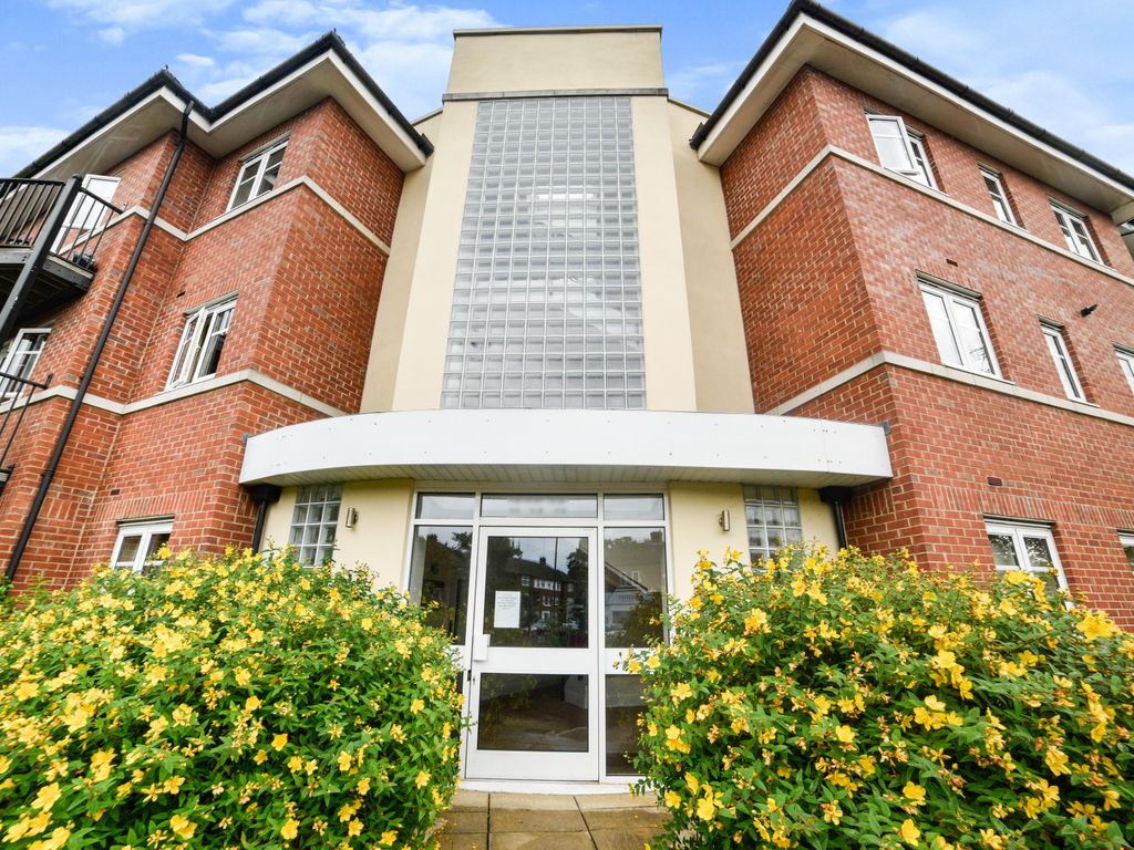 2 bed flat for sale in Viewpoint Court, Elm Park Road, Pinner HA5 Zoopla