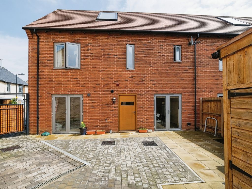 3 bed semidetached house for sale in Rialto Close, Trumpington