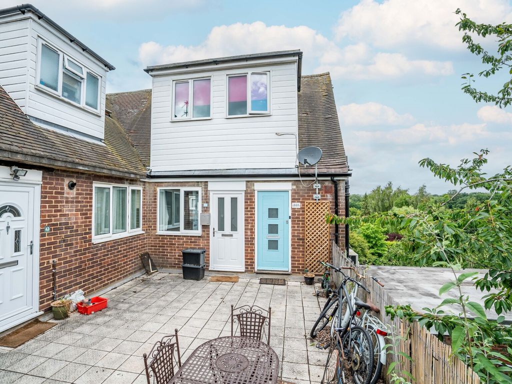 2 bed flat for sale in Beech Road, St. Albans, Hertfordshire AL3, £