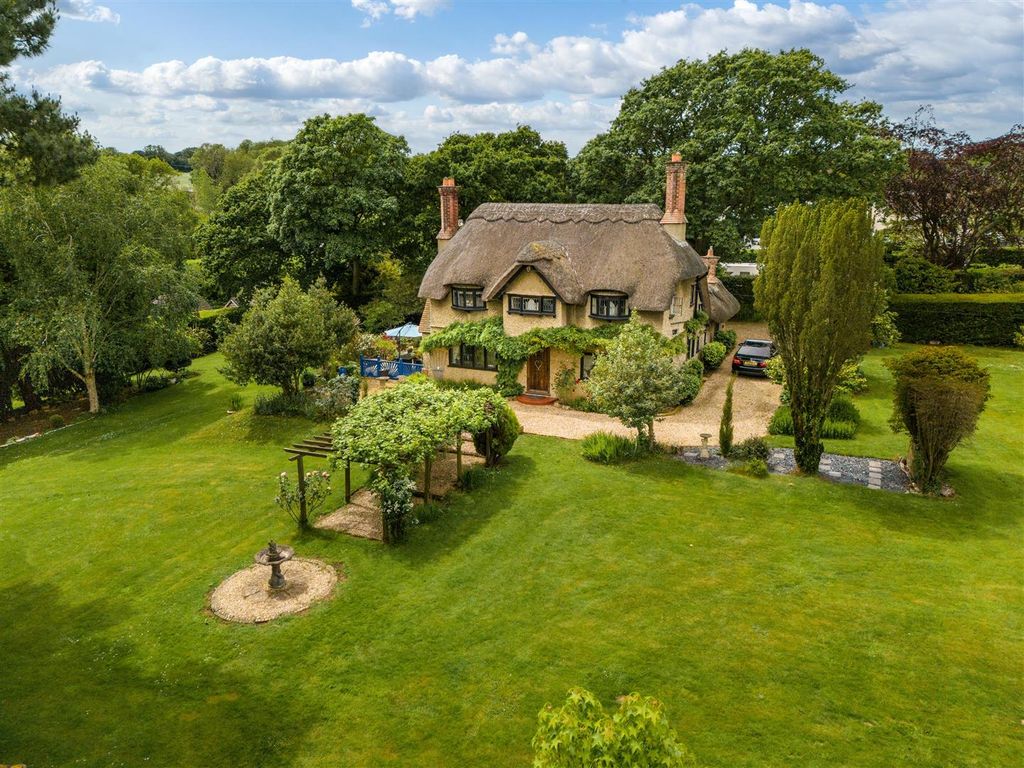 3 bed detached house for sale in Newport Road, Sandown PO36, £660,000