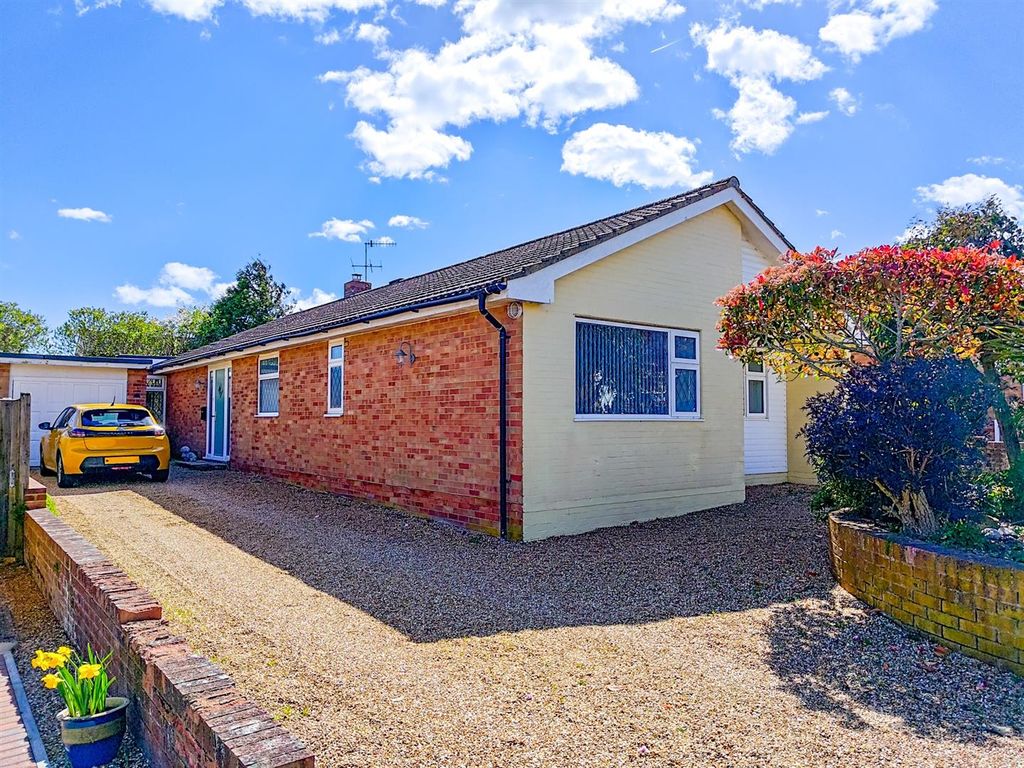 3 bed detached bungalow for sale in Belgrave Crescent, Seaford BN25, £