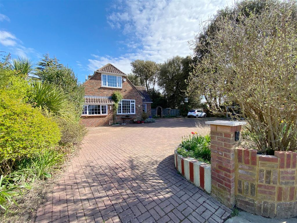 4 bed detached house for sale in Bodiam Avenue, GoringBySea, Worthing