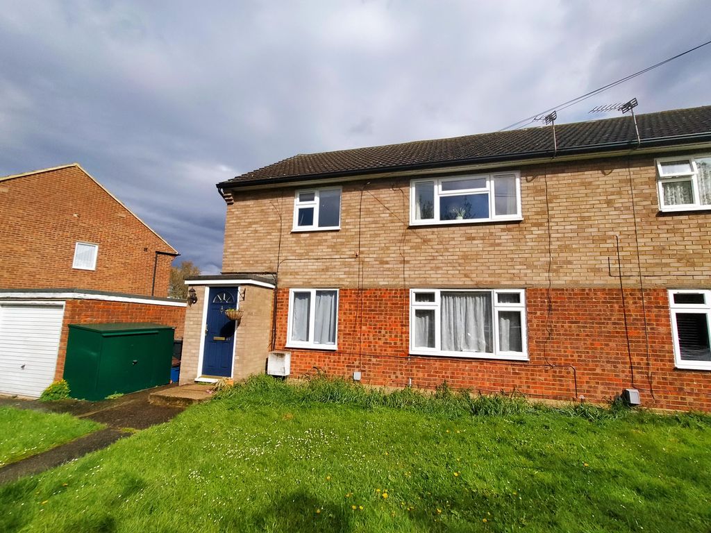 2 bed flat to rent in Swinburne Avenue, Hitchin SG5, £1,300 pcm Zoopla