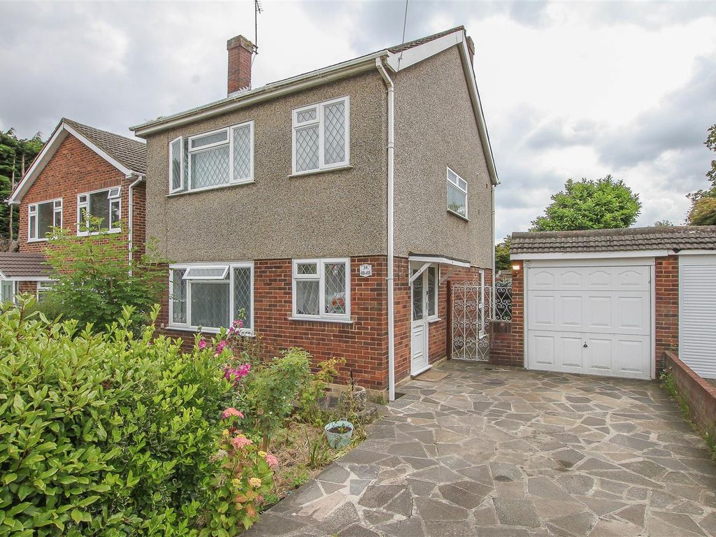 3 bed detached house for sale in The Gardens, Doddinghurst, Brentwood