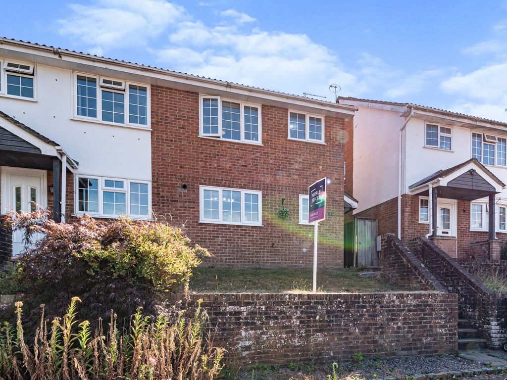 3 bed semidetached house for sale in Dovedale Close, Sandhurst GU47