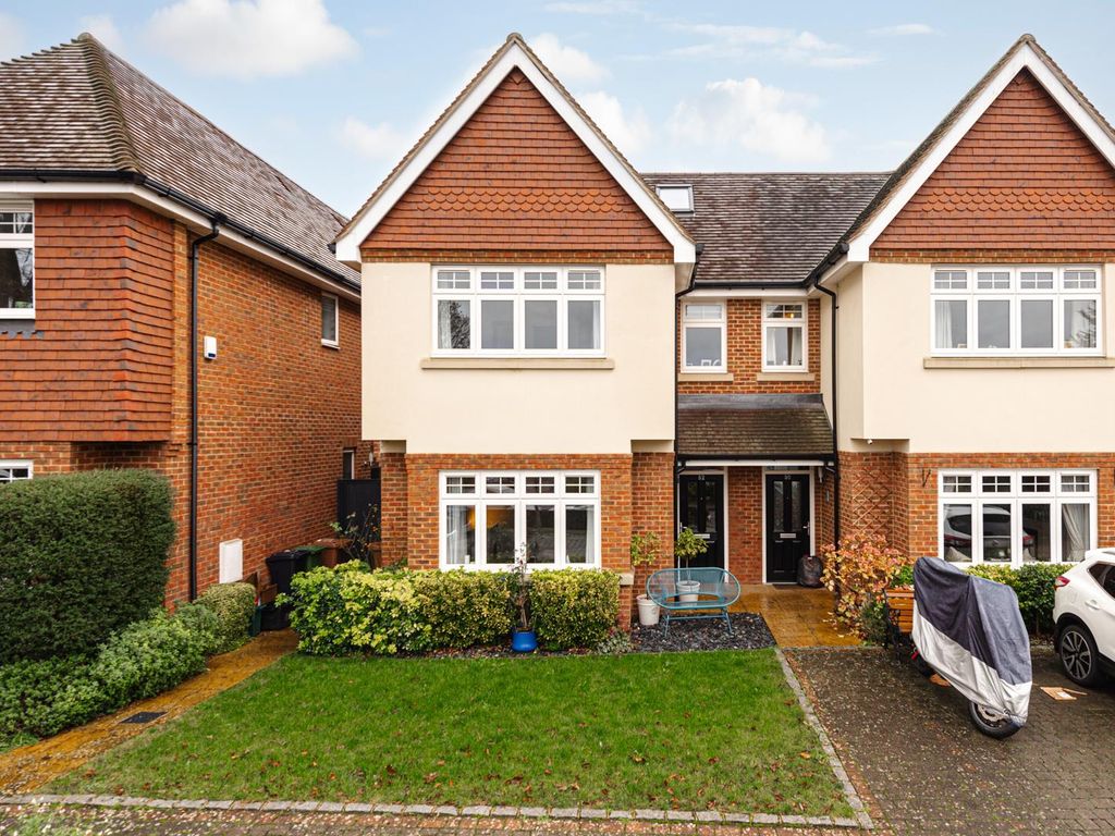 6 bed semidetached house for sale in Bunbury Way, Epsom KT17, £900,000