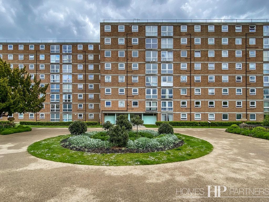 2 bed flat to rent in Milton Mount, Crawley RH10, £1,350 pcm Zoopla