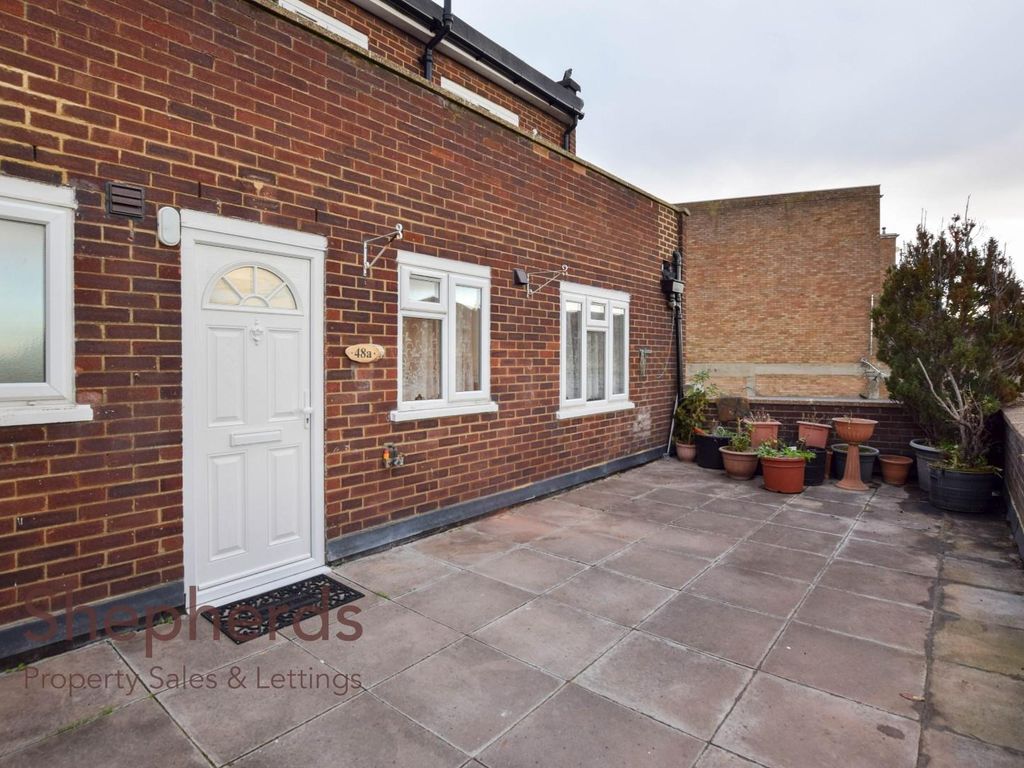 2 bed to rent in High Street, Cheshunt, Waltham Cross EN8, £