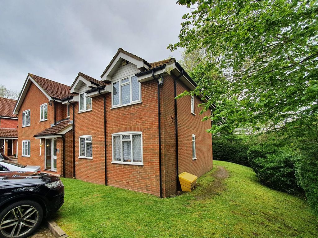 2 bed flat to rent in Whisperwood Close, Harrow Weald, Harrow HA3, £