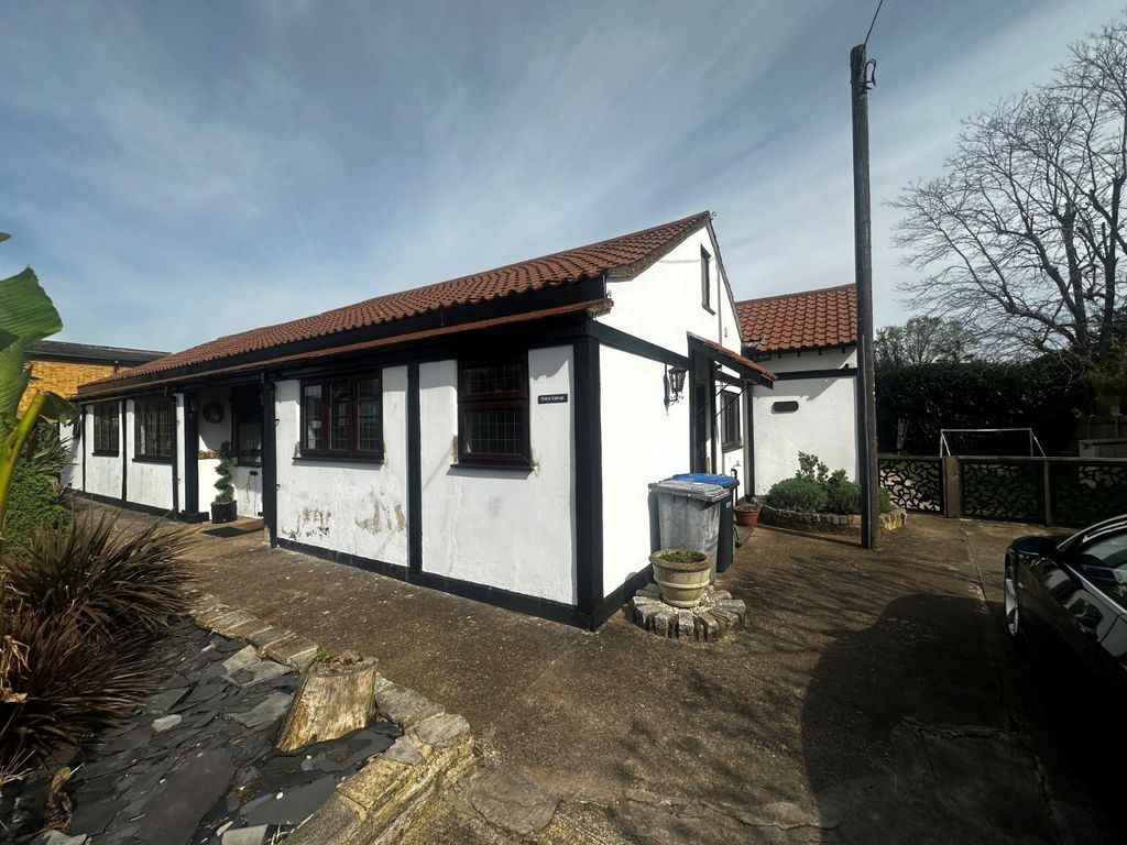 2 bed bungalow to rent in Rosemary Lane, Egham, Surrey TW20, £2,100 pcm