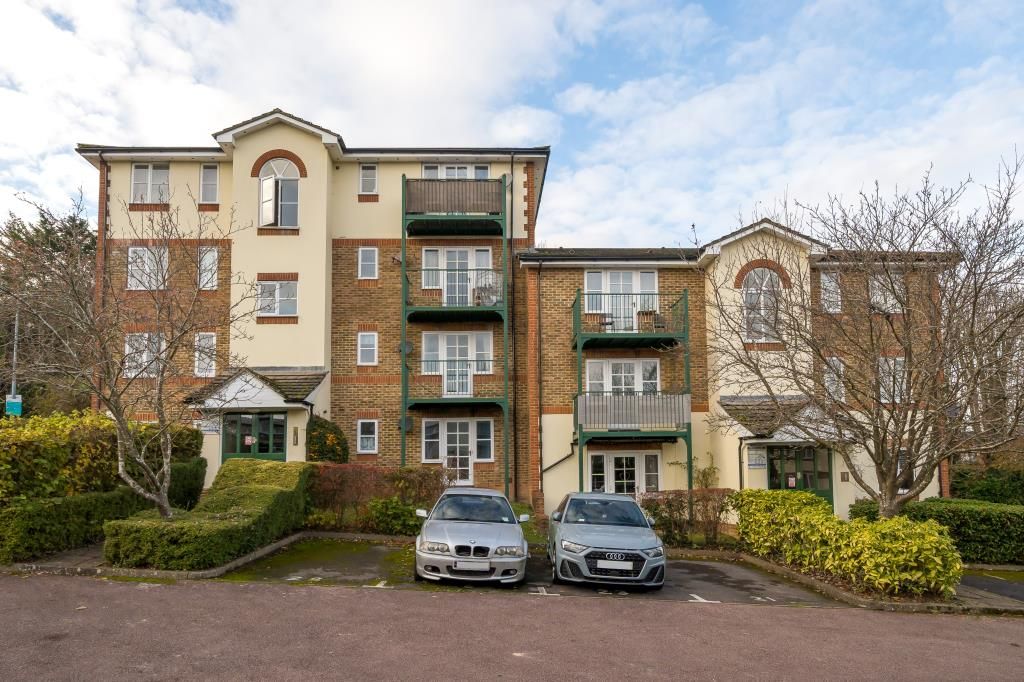 2 bed flat for sale in High Buckinghamshire HP11, £210,000