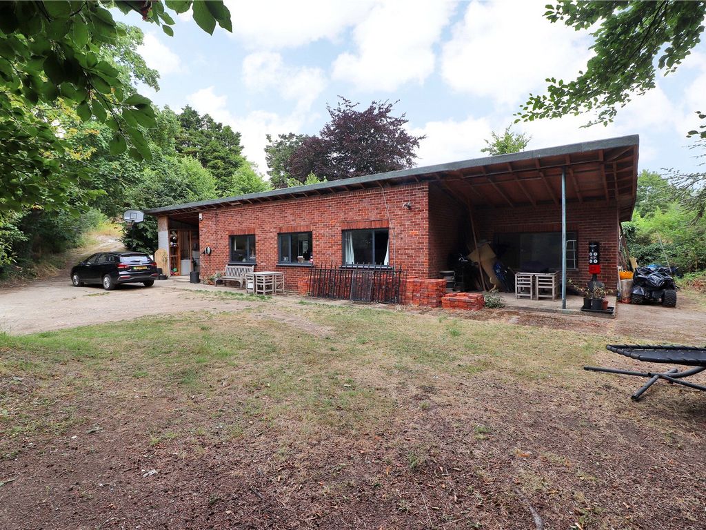 3 bed bungalow for sale in Valley Road, Fawkham, Longfield, Kent DA3