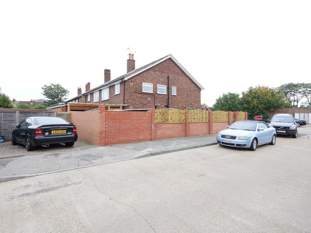 2 bed for sale in Cedar Way, SunburyOnThames TW16 Zoopla