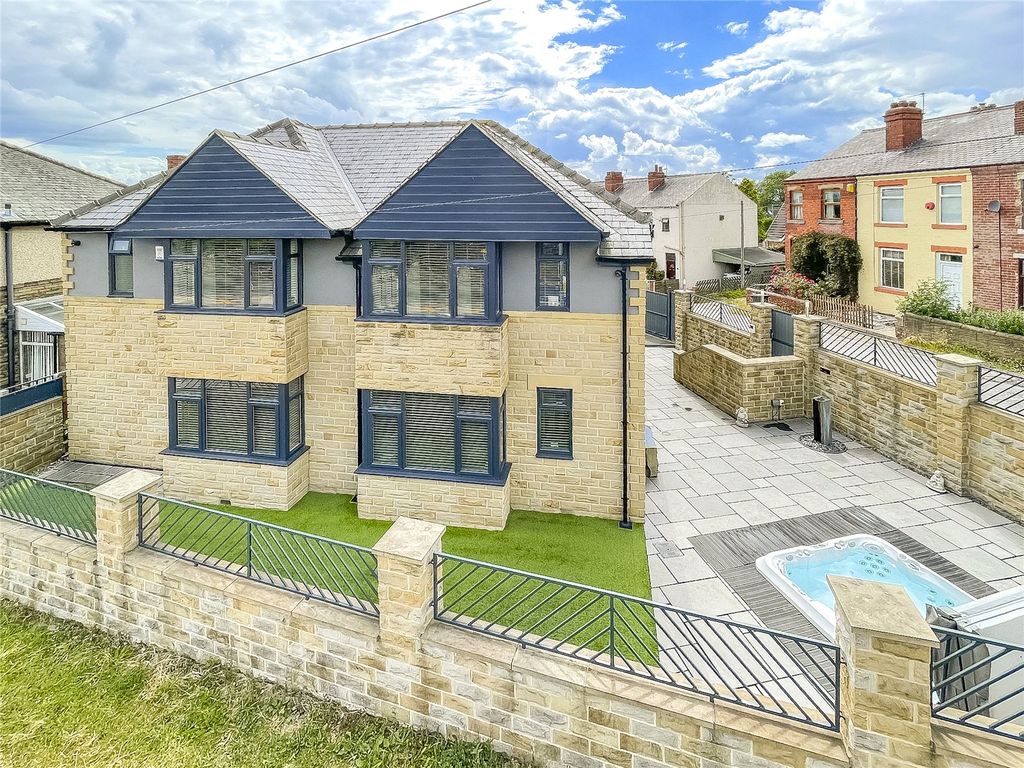 6 bed detached house to rent in Royston Hill, East Ardsley, Wakefield