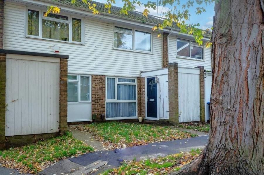 2 bed terraced house to rent in Goldsworth Park, Woking, Surrey GU21, £