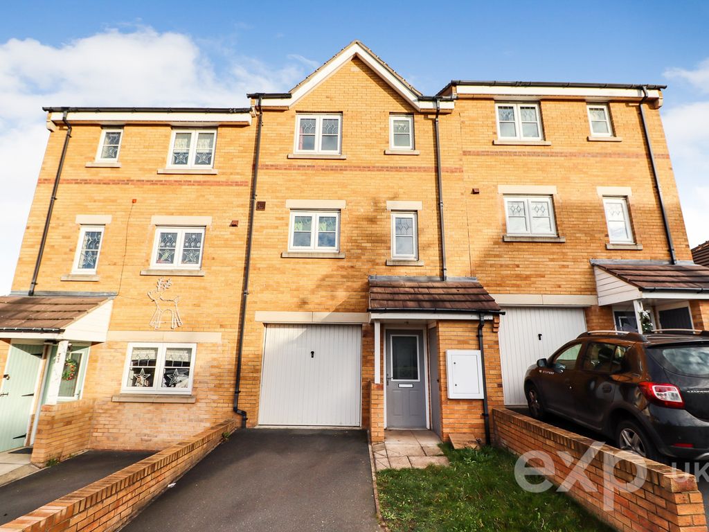 4 bed town house for sale in Checkstone Avenue, Whitwood, Castleford