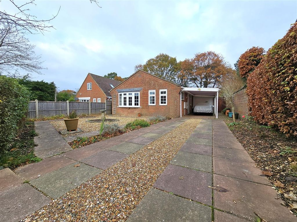 3 bed detached bungalow for sale in Cardinal Way, Locks Heath, Southampton SO31, £530,000 Zoopla