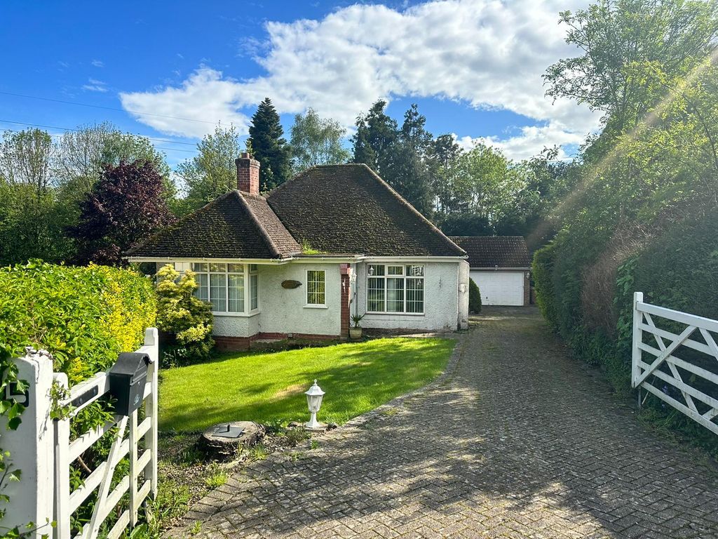 2 bed bungalow for sale in Upton Crescent, Nursling, Southampton SO16