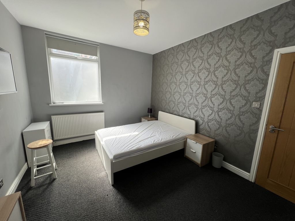 Room to rent in Holderness Road, Hull HU9, £595 pcm Zoopla