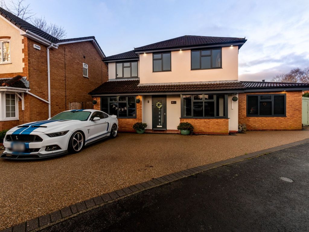 4 bed detached house for sale in Wiltshire Close, Woolston WA1, £