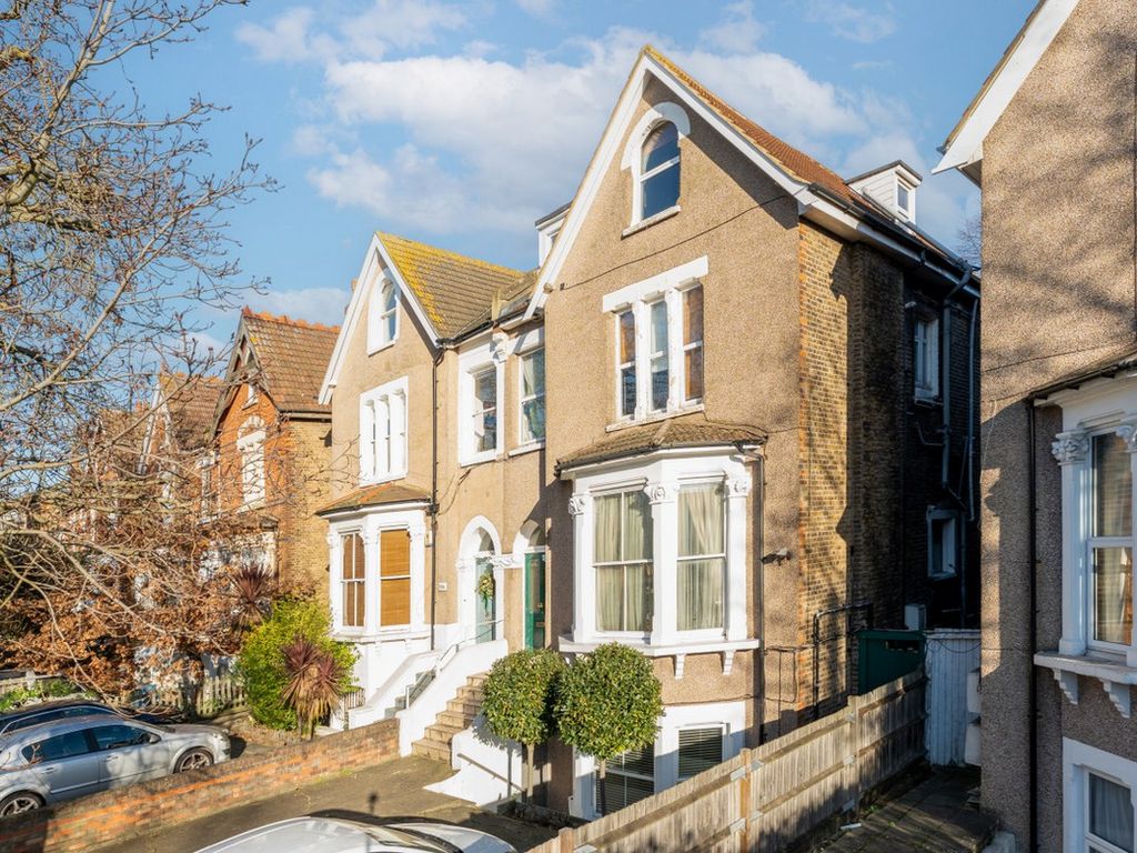 2 bed flat to rent in Bedford Hill, London SW12, £1,750 pcm Zoopla