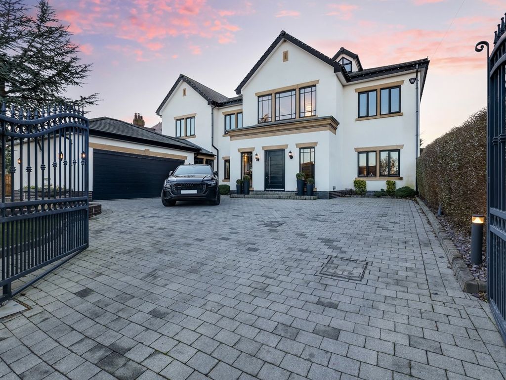 5 bed detached house for sale in Hardhorn Road, PoultonLeFylde FY6, £