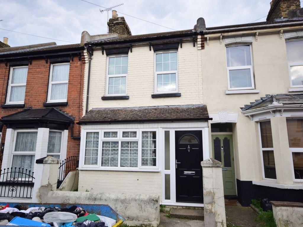 3 bed terraced house to rent in Shakespeare Road, Gillingham ME7, £