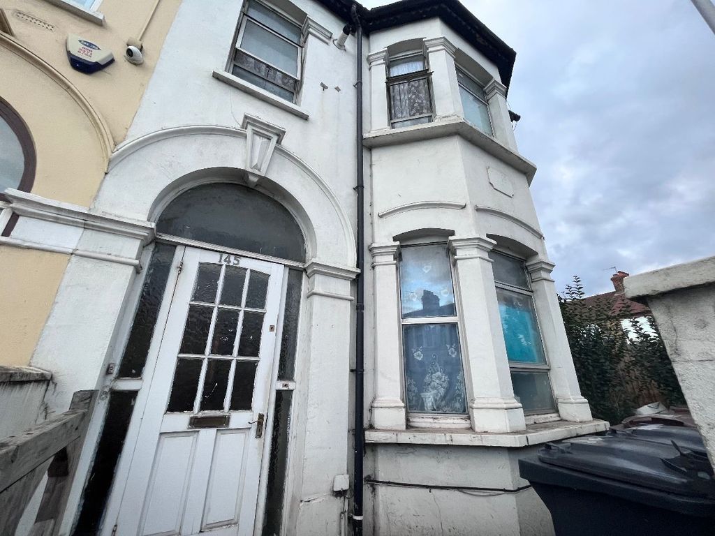 4 bed end terrace house for sale in Fanshawe Avenue, Barking IG11, £