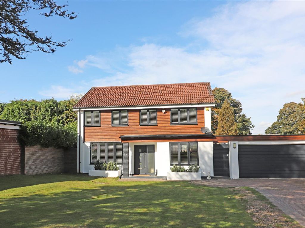 4 bed detached house for sale in Fryern Wood, Chaldon, Caterham CR3, £