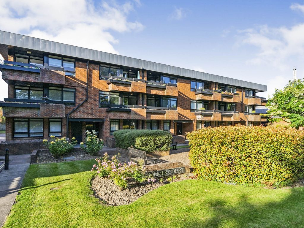 2 bed flat for sale in Carlisle Avenue, St. Albans, Hertfordshire AL3