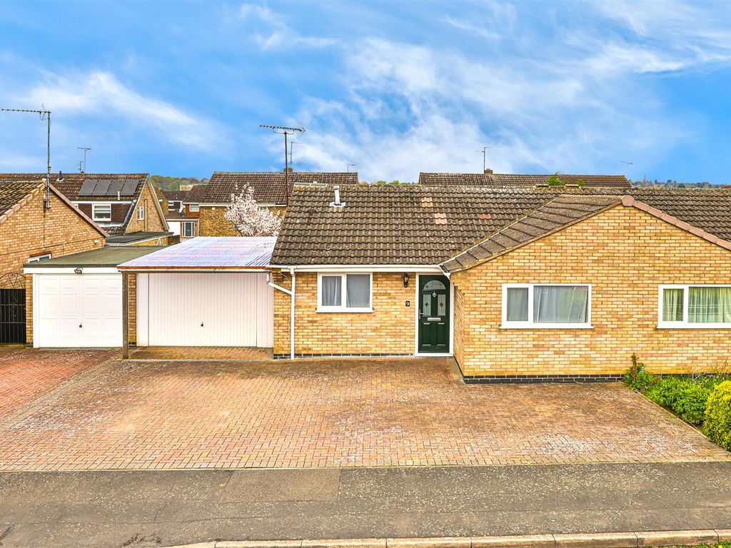 2 bed semidetached bungalow for sale in Gleneagles Close, Kettering
