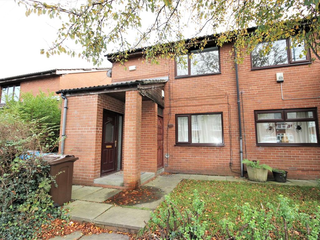 2 bed flat to rent in Cleggs Lane, Little Hulton, Manchester M38, £800