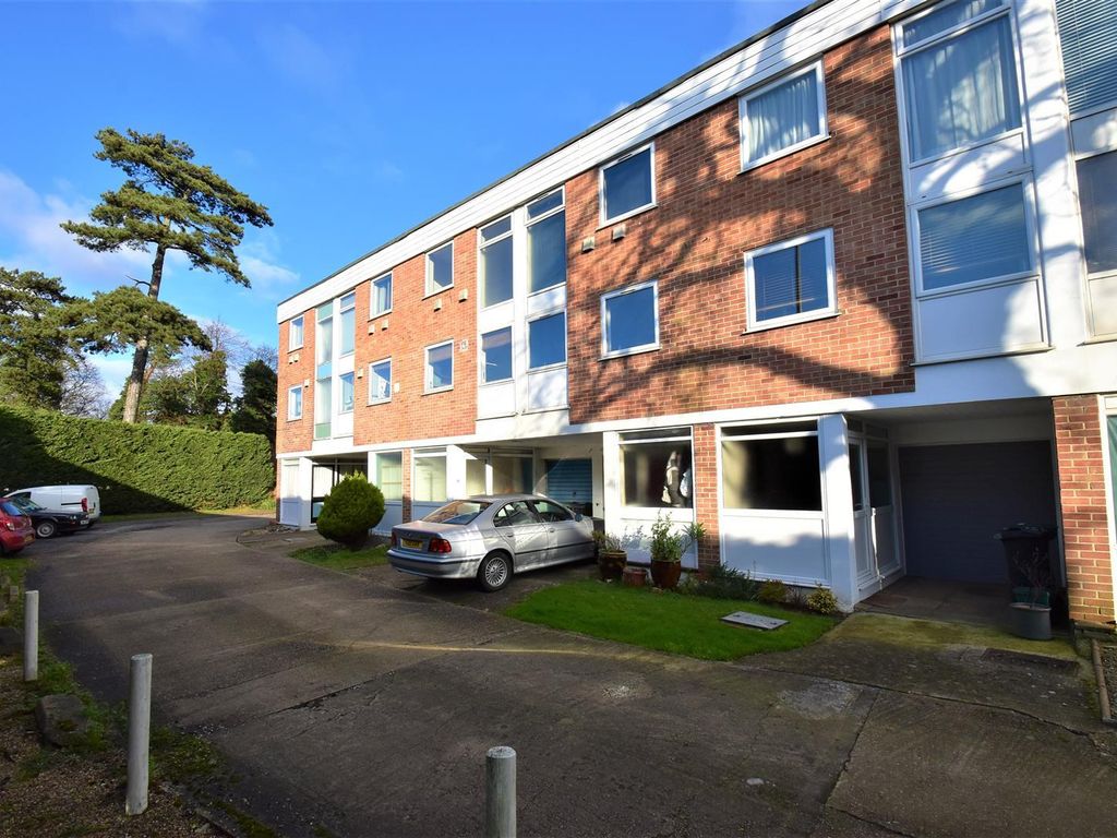 3 bed town house to rent in Cranbourne Close, Horley RH6 Zoopla