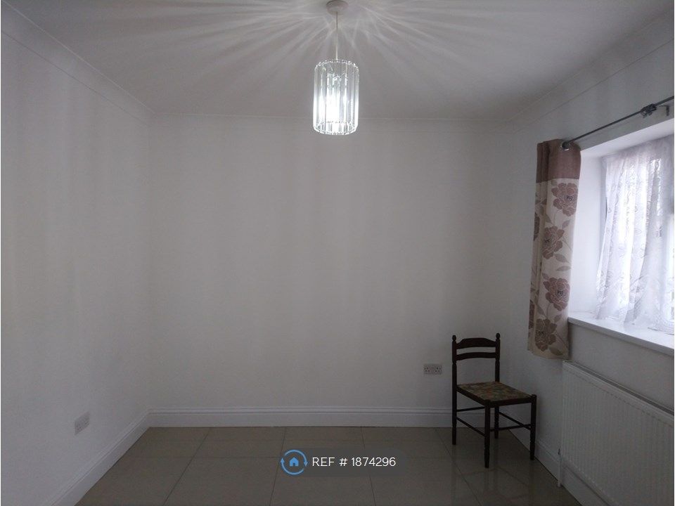 Studio to rent in Albert Road, Ilford IG1, £1,000 pcm Zoopla