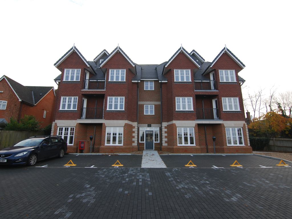 2 bed flat to rent in Pembury Road, Tonbridge TN9, £1,400 pcm Zoopla