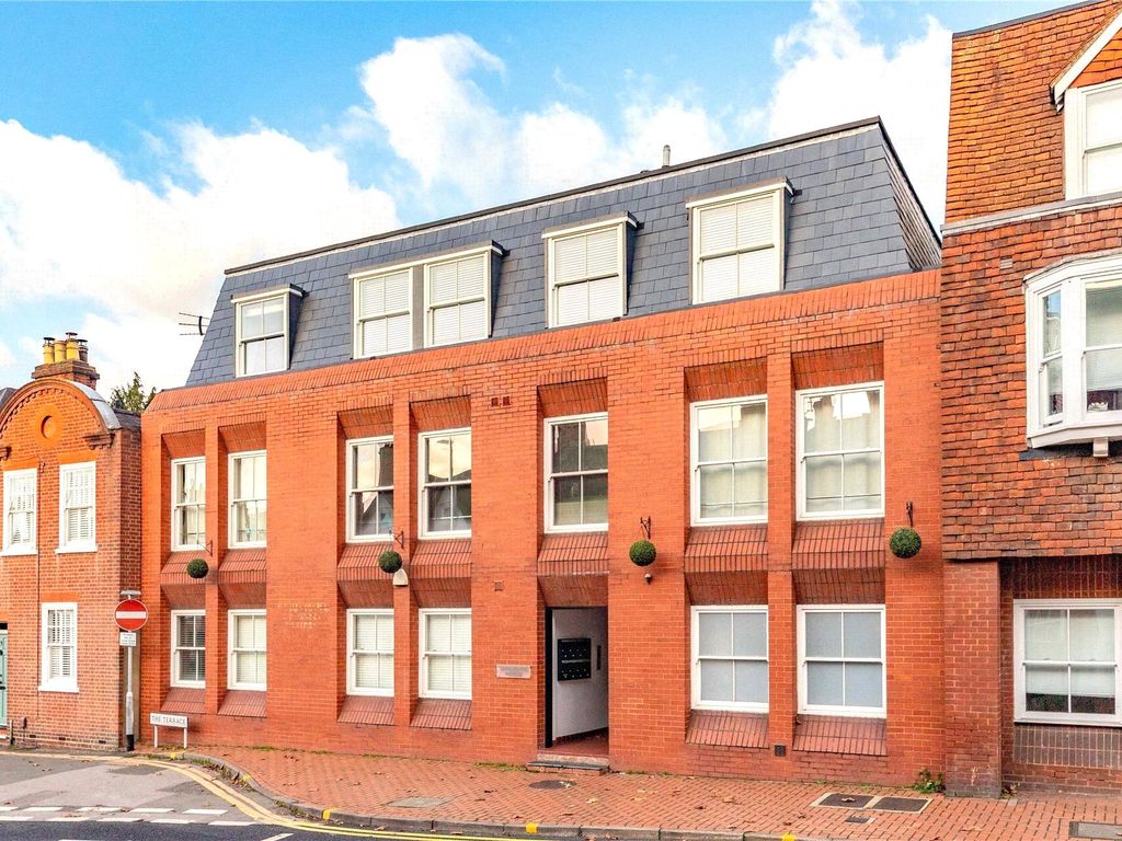 1 bed flat for sale in guildgate house, 7a shute end, wokingham, berkshire rg40