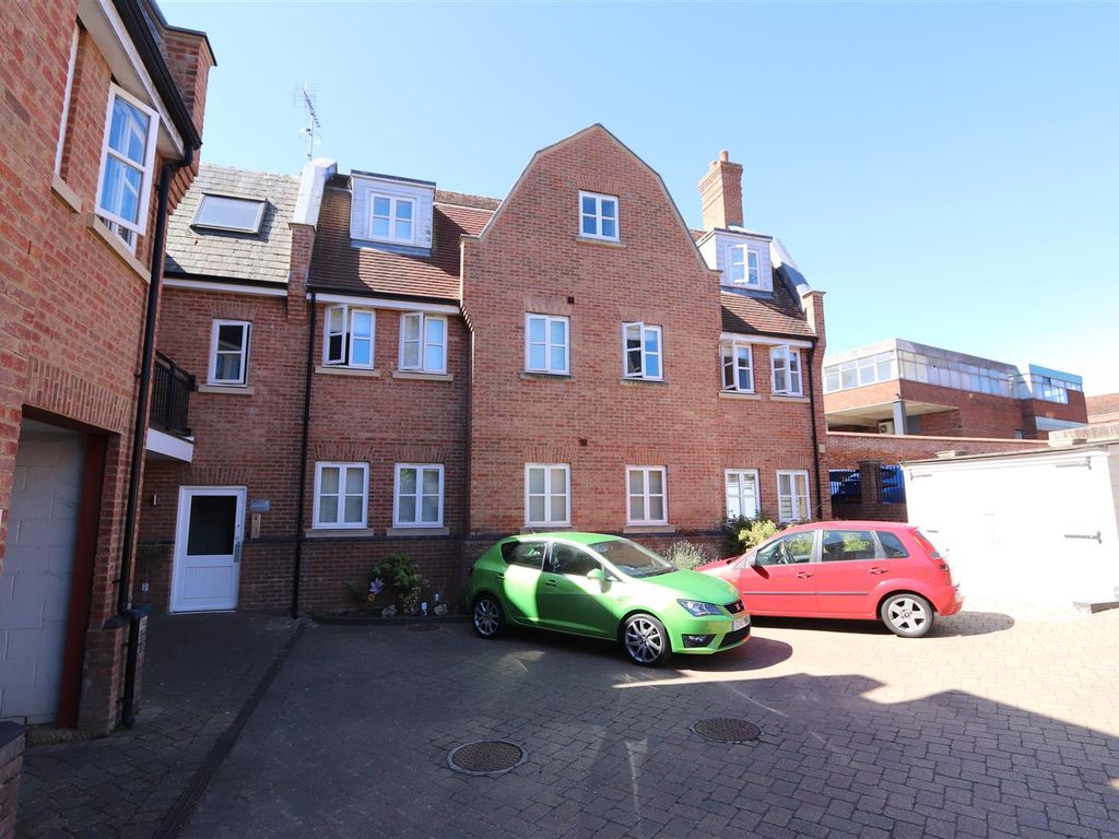 2 bed flat to rent in High Street, Billericay, Essex CM12 Zoopla