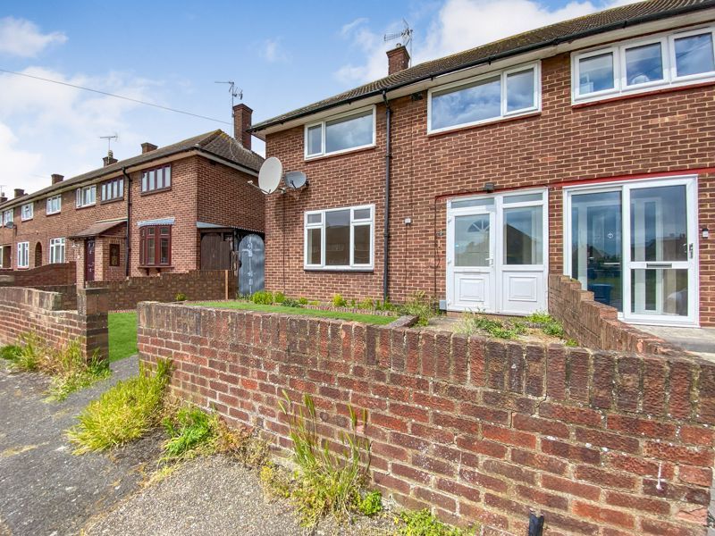 3 bed terraced house to rent in Ernan Close, South Ockendon, Essex RM15