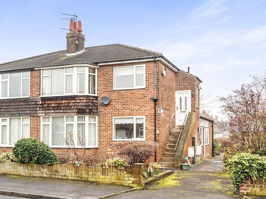 2 bed flat to rent in St. Peters Crescent, Morley, Leeds, West