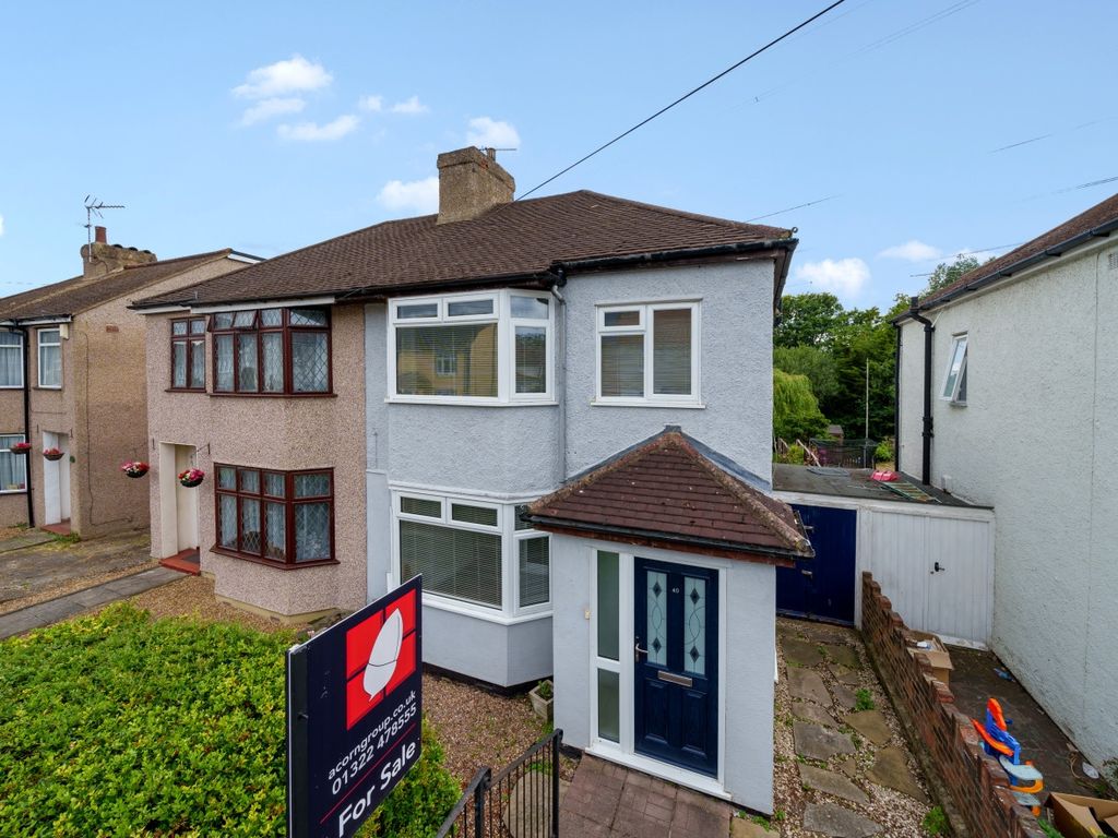 3 bed semidetached house for sale in Barnes Cray Road, Crayford