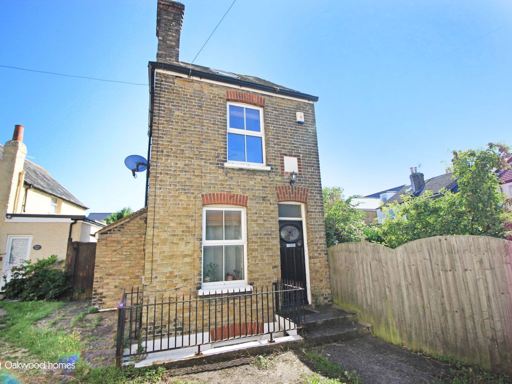 3 bed detached house to rent in Ashburnham Road, Ramsgate CT11, £1,250