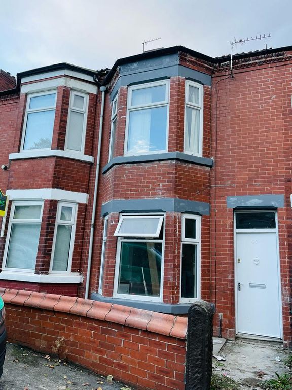 3 bed terraced house to rent in Old Road, Blackley, Manchester M9, £